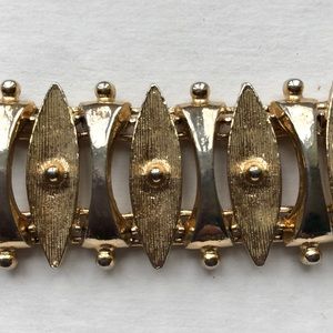 Gold tone mid century bracelet 7 inches